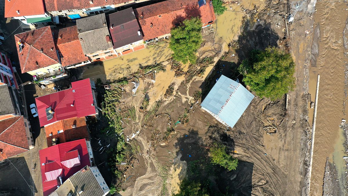 当地时间2021年8月13日,土耳其巴尔丁,土耳其灾难和应急管理局(afad)1