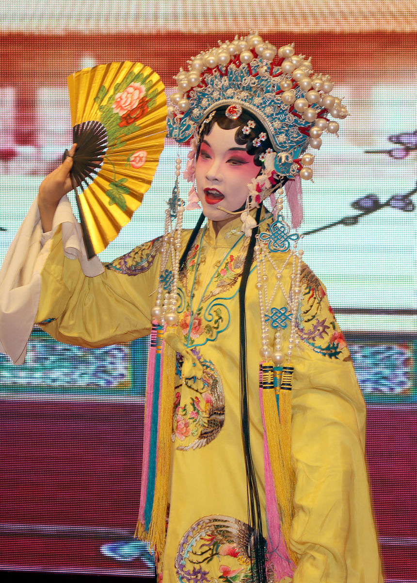2018年10月22日,江苏苏州,平江实验学校的学生在表演昆曲《长生殿·小