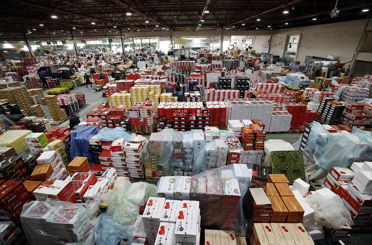 请翻译我们联系到了收货人负责人并了解到货损货物被转运到了平方仓但是现在该平方仓已经开始进正常大豆。我们已经无法进入查勘。他们声称货损货物在平方仓内已经单独隔离了。我们同时也向其解释了货损的原因经过我们耐心解释收货人明白了货损是单独由于货物本身含水量高造成的而和船方无关。最终收货人表示不会对这些霉变货物提起索赔。