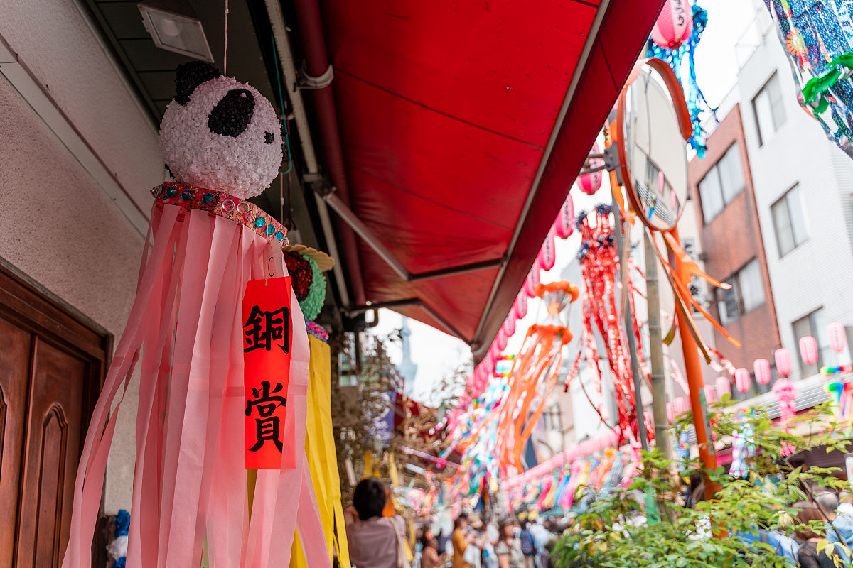 当地时间2019年7月6日,日本东京,民众张灯结彩迎接令和元年首个日本七