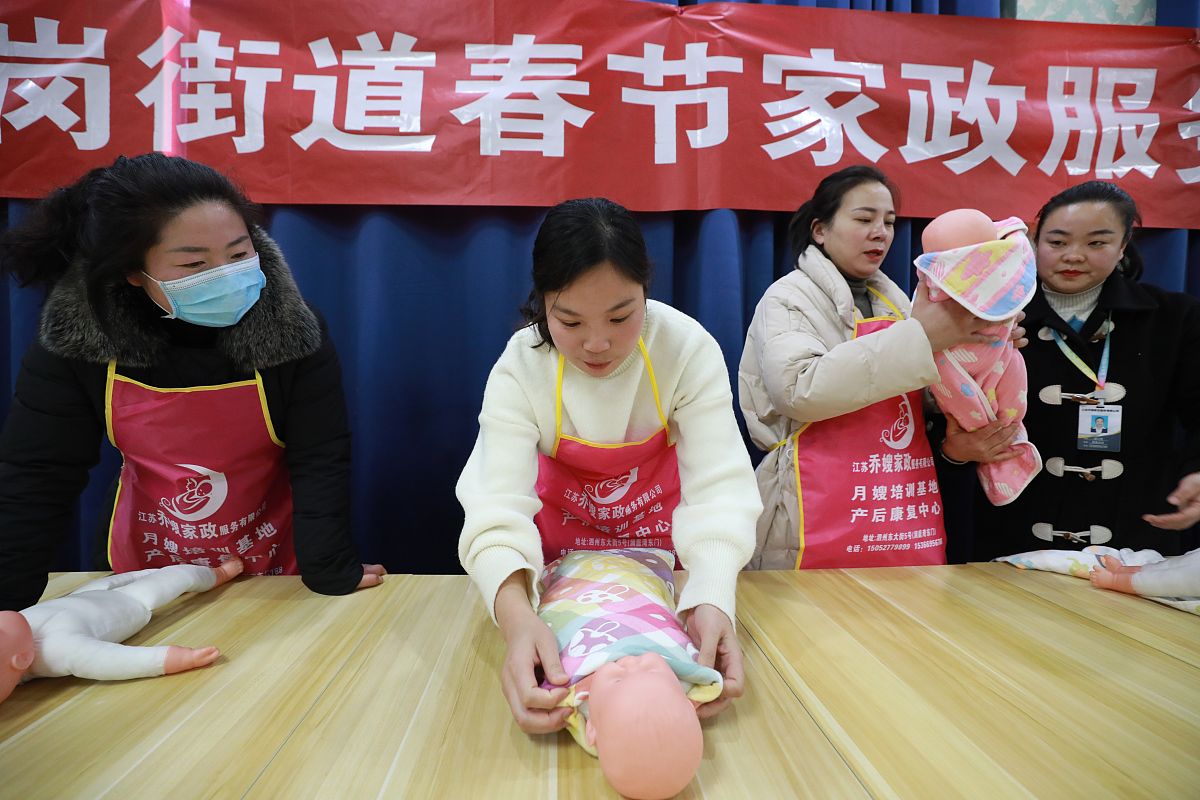 陈换姐性格开朗带娃的思想能够与时俱进在科学育儿的道路上可以给宝妈减轻很多焦虑。在饮食方面每次都征求宝妈的意见做得好吃又营养！每天都给宝宝洗澡抚触做排气操宝宝二月的时候也没有闹肠胀气和肠绞痛 的月嫂官方评价600字