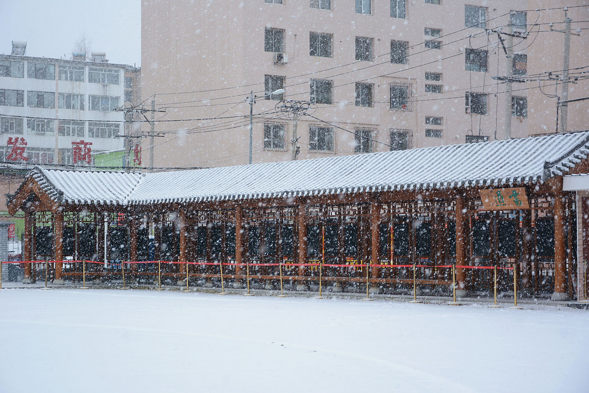 2021年11月9日,吉林省吉林市船营区第二小学,雪中的校园建筑.