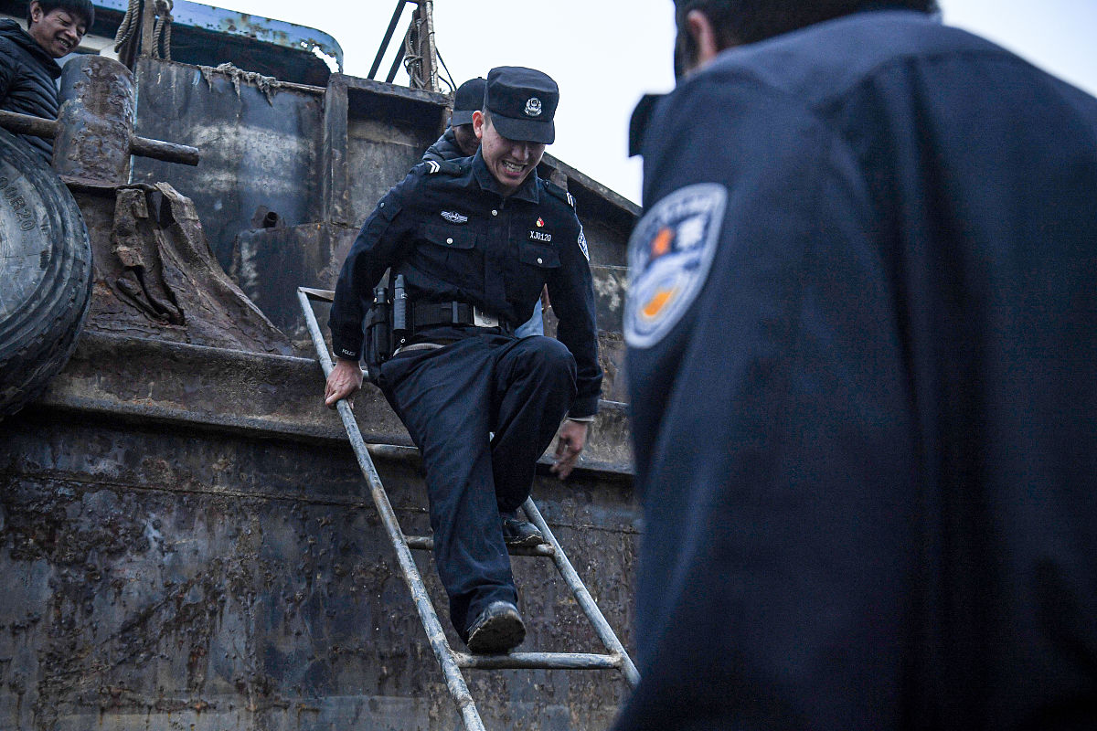 岸上人员登轮安全指南：注意事项与应急措施