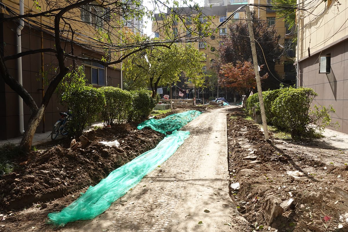 社区为了解决违规搭建设置了晾晒地但是居民反应遮光停车不方便你作为社区工作人员怎么协调此事？按照公务员面试标准回答600字左右