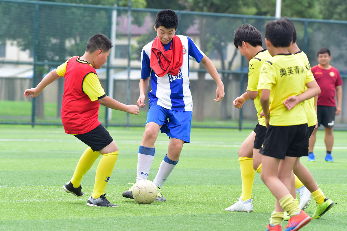 一、短视频名称《校园足球大赛》二、短视频拍摄背景校园是年轻人的天地足球是青春的代名词。在这个充满活力的环境中校园足球大赛成为了最受欢迎的活动之一。我们希望通过短视频的形式展示校园足球大赛的精彩瞬间让更多人了解和热爱这项运动。三、短视频拍摄目的展示校园足球大赛的精彩瞬间促进校园运动文化的发展。四、短视频拍摄主题校园足球大赛的精彩瞬间以及运动带来的快乐和健康生活。五、短视频拍摄总长1分钟以上。六、短视