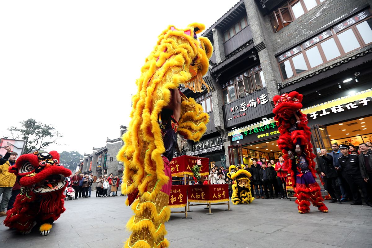 2019年2月5日,在广西桂林市东西古巷,民间艺人舞狮闹新春,吸引众多市