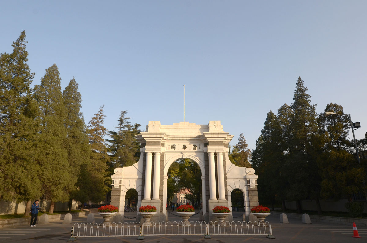 2013年11月15日,北京,清华大学二校门.