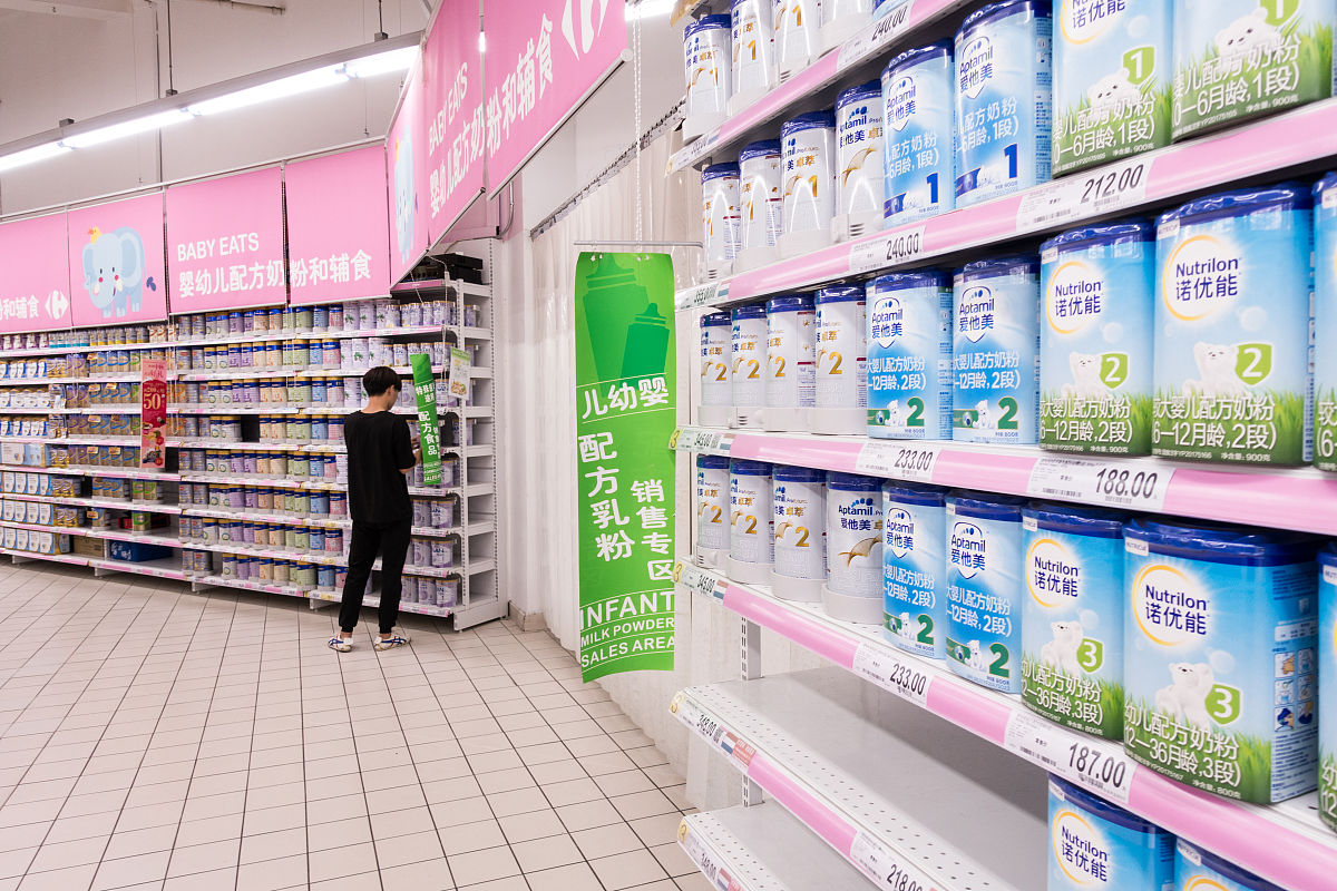 帮我降重：对于需要准备待产产品的孕妇来说自己和将要出生的宝宝需要购买的产品复杂繁多宝妈一次性购齐很有必要社区孕婴店为她们提供了方便后期产品需要退换、补充比较方便充值可以送专用洗衣液、尿不湿、玩具等赠品很多消费者会选择提前充值以备后续使用充值活动对她们有吸引力。促销活动不仅可以获得利润还可以去库存节省资金流。由于房租、水电、物业费等成本原因实体店经营成本比网络购物平台高很难与购物平台的促销价格较量。