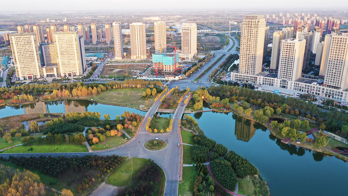2021年11月10日,河南许昌,航拍初冬芙蓉湖畔景色美.