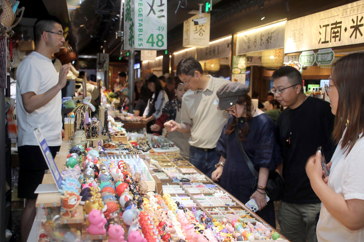 古玩旧物类夜市独特的主题和氛围多样的商品选择价格较高缺乏创新和更新社交体验丰富消费参与感更强空间拥挤拥堵服务质量不稳定基础服务满意度尚可交通不够便利请针对以上信息对古玩旧物类夜市进行改进建议请根据以上内容对该夜市经营并提出对应改造提升策略以吸引年轻人