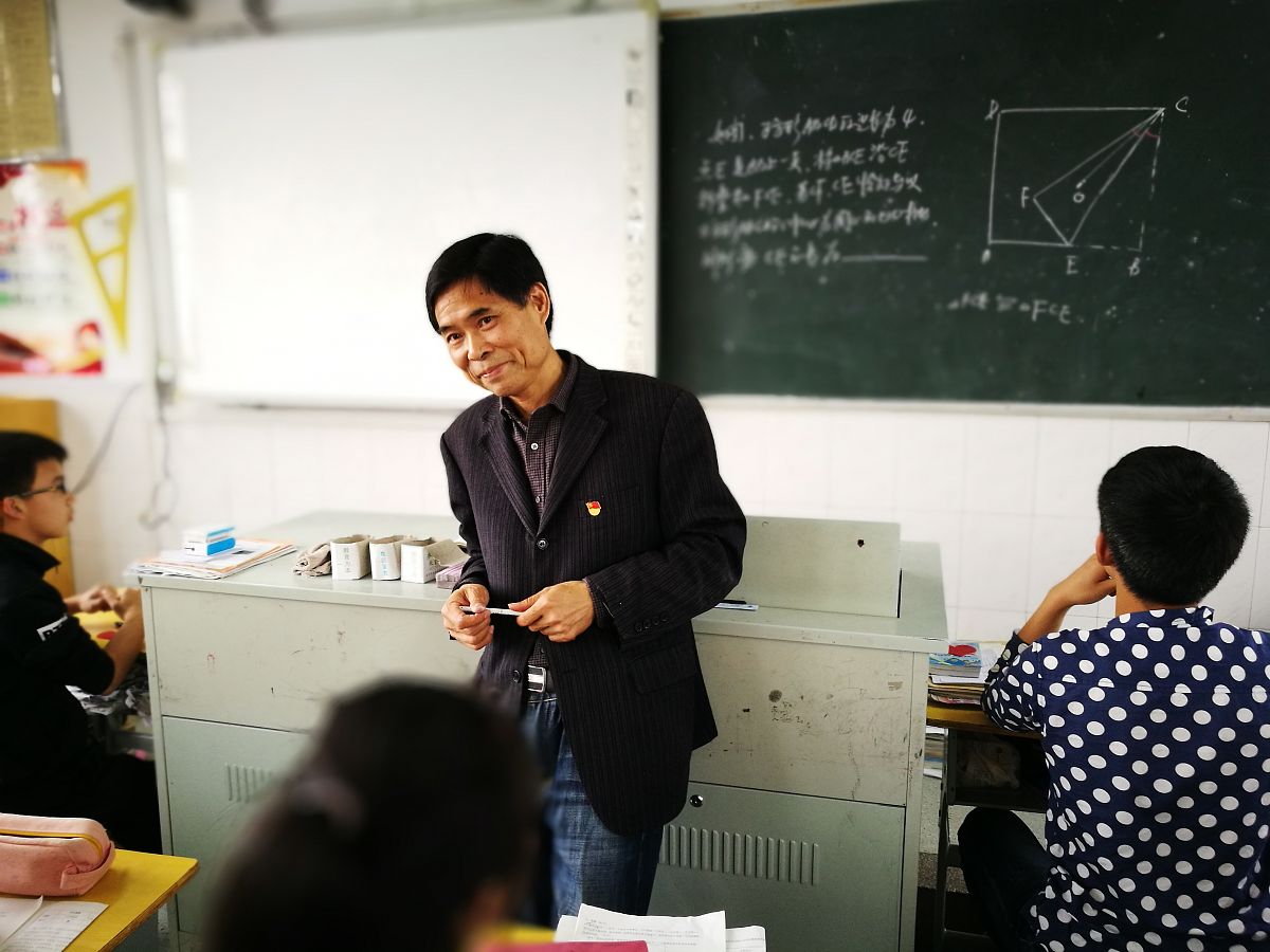 关于介绍老师的800字作文是高中地理教师姓名张红军性格幽默芜湖骨干级教师