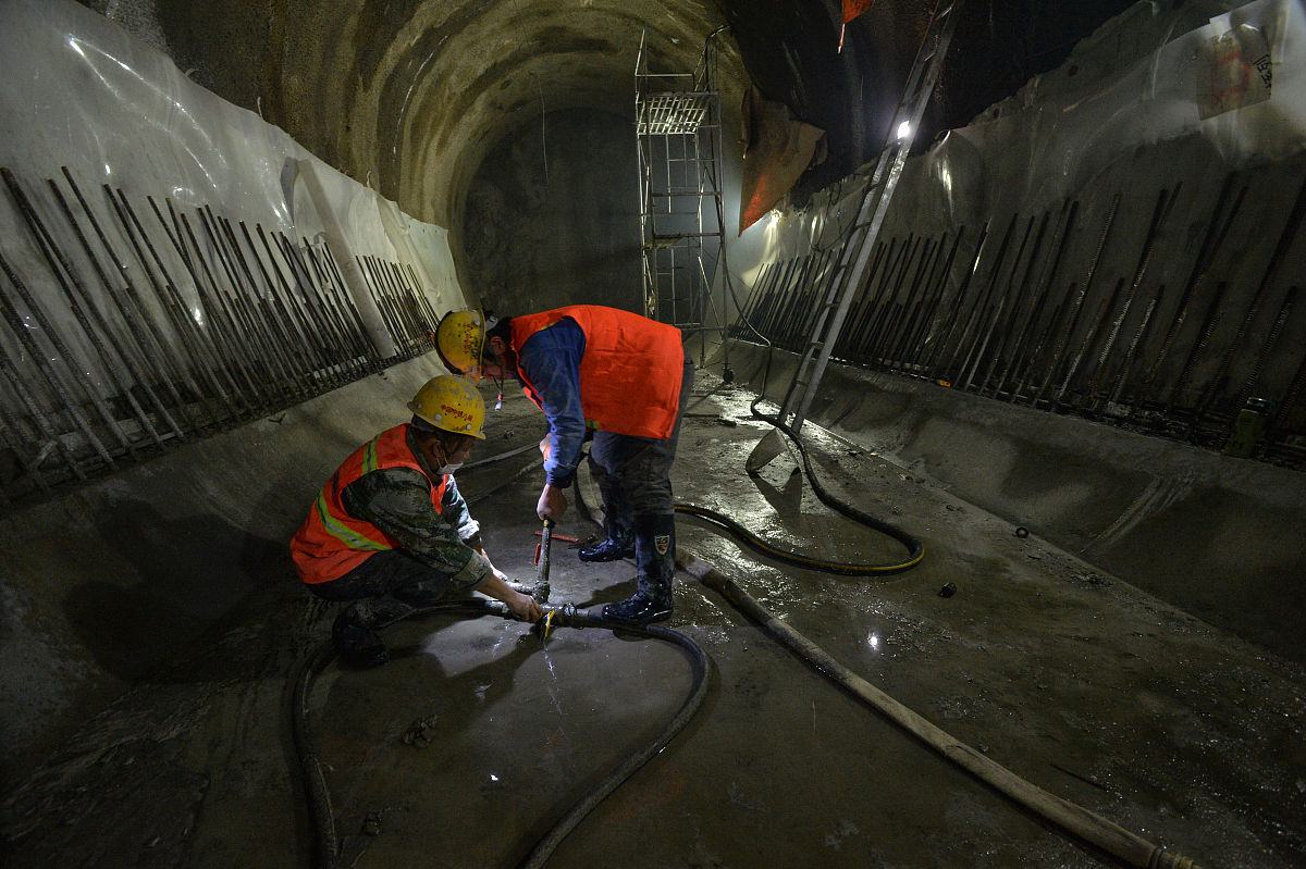 泄洪输水隧洞减小水击压力工程措施研究