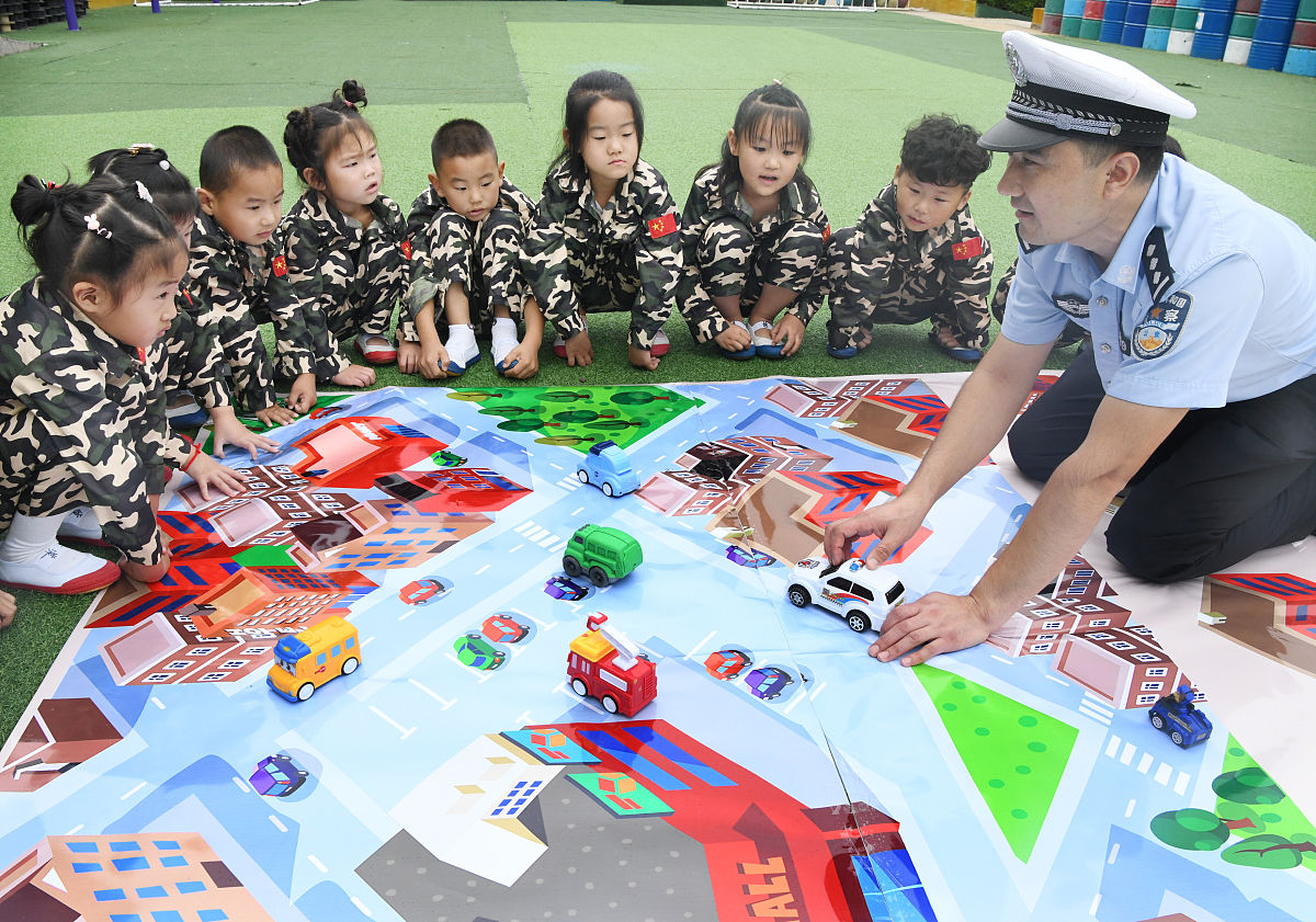 1、《指南》指出：成人应为幼儿提供合理均衡的营养保证充足的睡眠和适宜的锻炼满足幼儿生长发育的需要；创设温馨的人际环境让幼儿充分感受到亲情和关爱形成积极稳定的情绪情感。同时在教育建议中提出要创设安全的生活环境提供必要的保护措施要以欣赏的态度对待幼儿帮助幼儿学会适当表达和调控情绪等等。2、《纲要》进一步指出：幼儿园应为幼儿提供健康、丰富的生活和活动环境满足他们多方面发展的需要使他们在快乐的童年生活中获