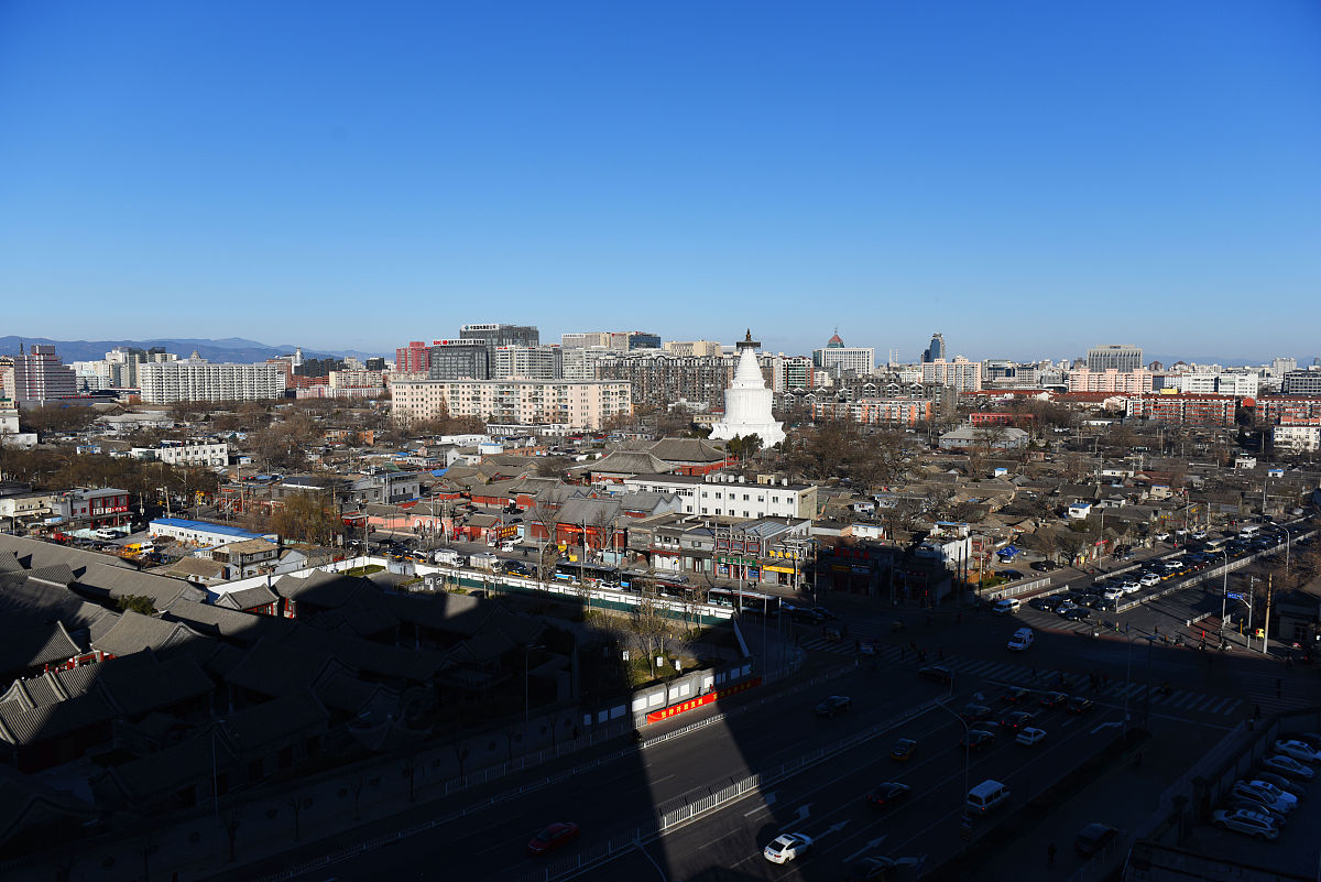 2015年12月16日,北京,晴天下的白塔寺白塔.