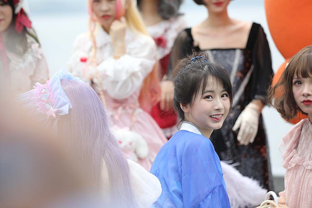 2018年6月6日,杭州.大部队里,这姑娘回眸一笑,简直萌化了老夫的少女心