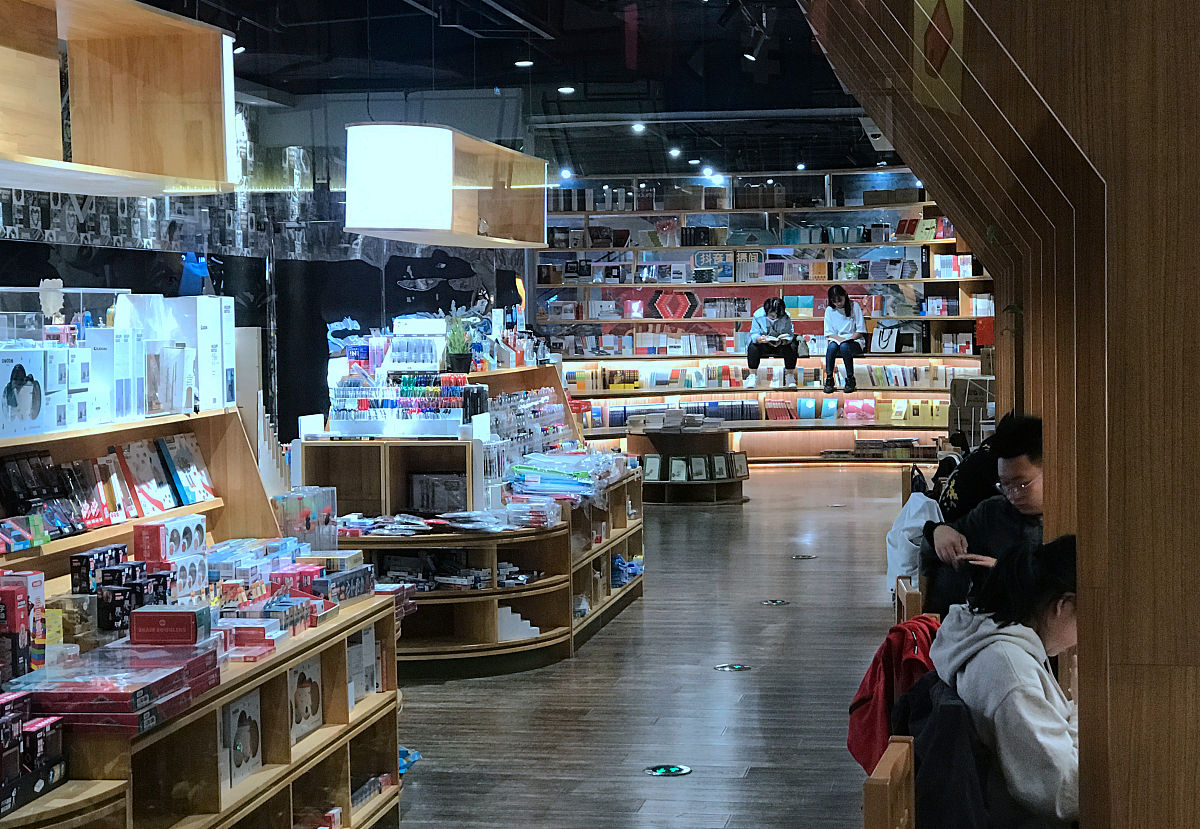 常常有这样的情境——太吵了……静一点。太闹了……静一点。太烦了……静一点。任务一：以静一点为题目写一篇记叙性文章。写作标准：侧重写实：紧扣静一点合理选材中心明确价值观正确；写清楚事情的过程细节真实详略得当；思路清晰语言连贯。侧重虚构：根据题目静一点构思写清楚人物的困境是什么发生了什么冲突人物采取什么行动面对冲突结局是什么。任务二：以静一点为题写一篇议论性文章。写作标准：围绕静一点表达明确的观点观点