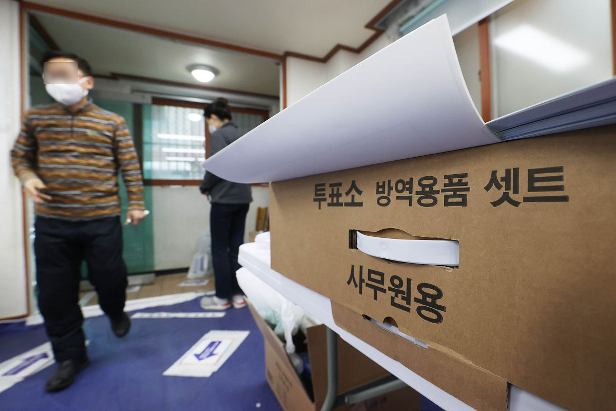 当地时间2022年3月8日,韩国首尔,有关人士正在投票处准备.   (=)   = 