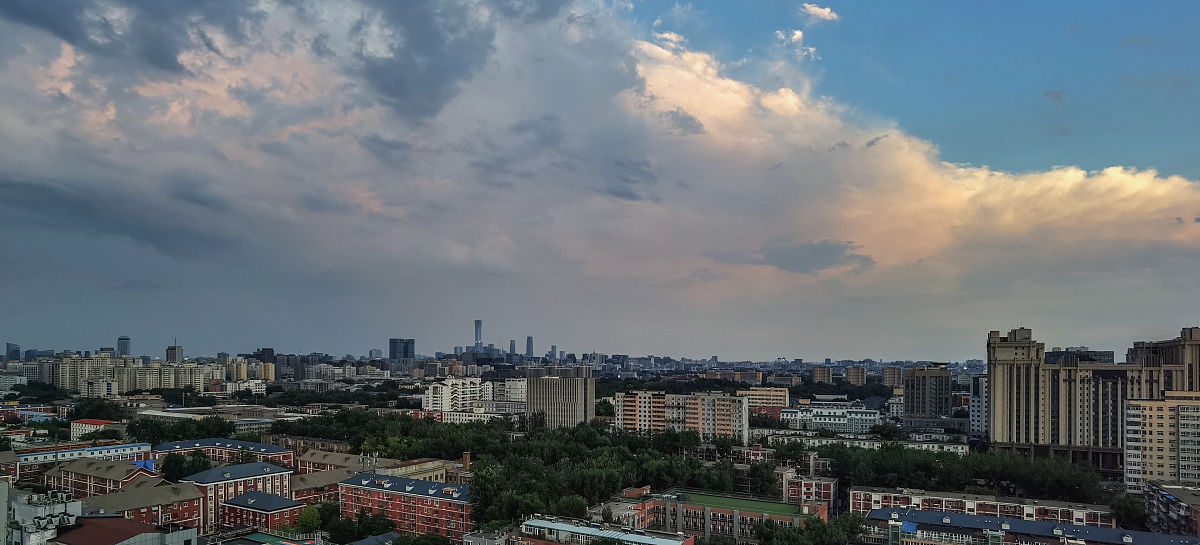 2020年7月5日,北京,盛夏七月,天气多变,时而暴雨时而晴天,傍晚,登高眺