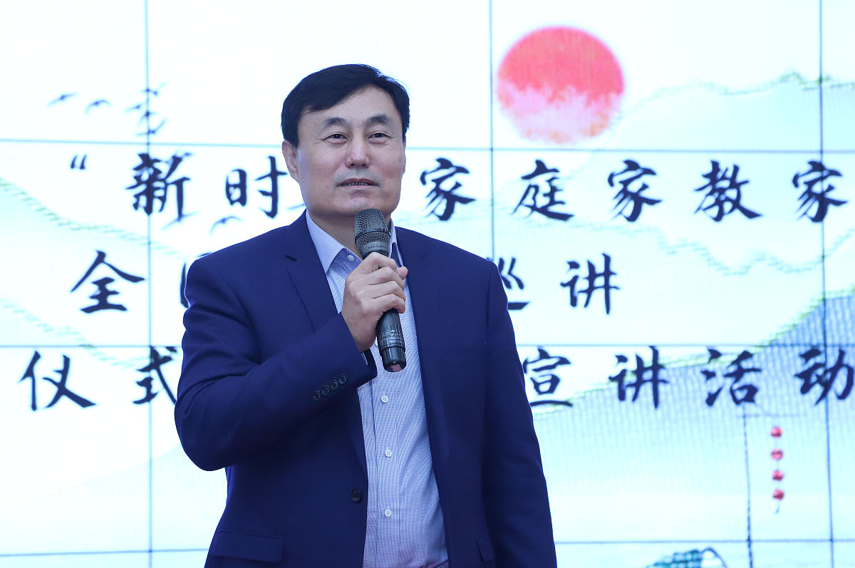 培育良好家风：树立典范家庭，营造社会氛围