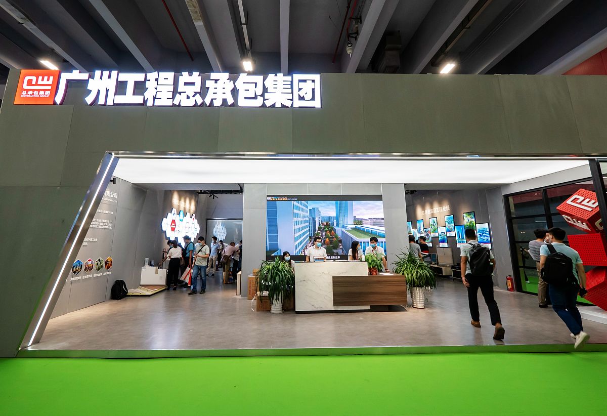 以下这段话如何换成另一种中文方式表达？带领承担总承包服务工作兑现总承包服务的承诺依照合同规定为各分包提供全面、细致、周到的总承包服务。