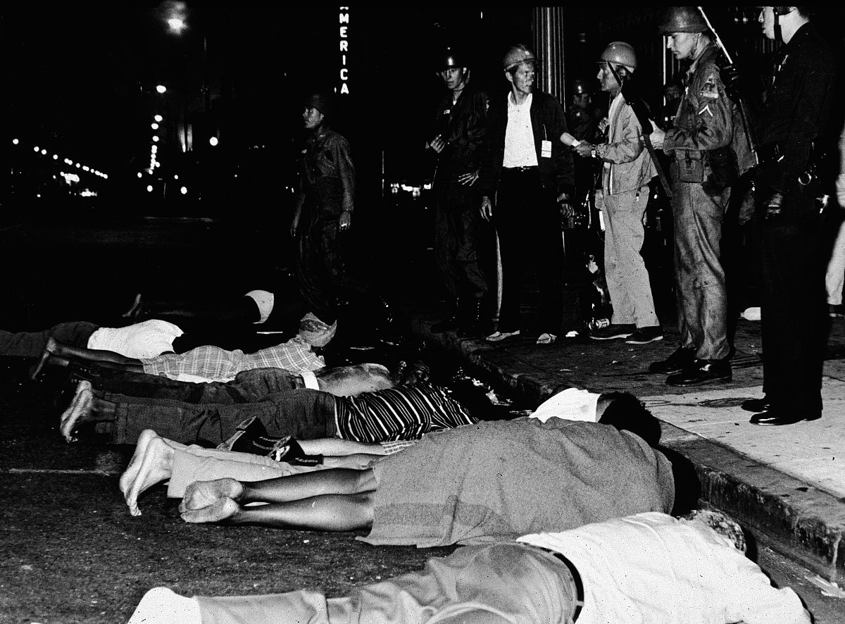 1965年8月,美国洛杉矶,瓦茨区种族骚乱期间,参加暴动者面朝下躺在街上