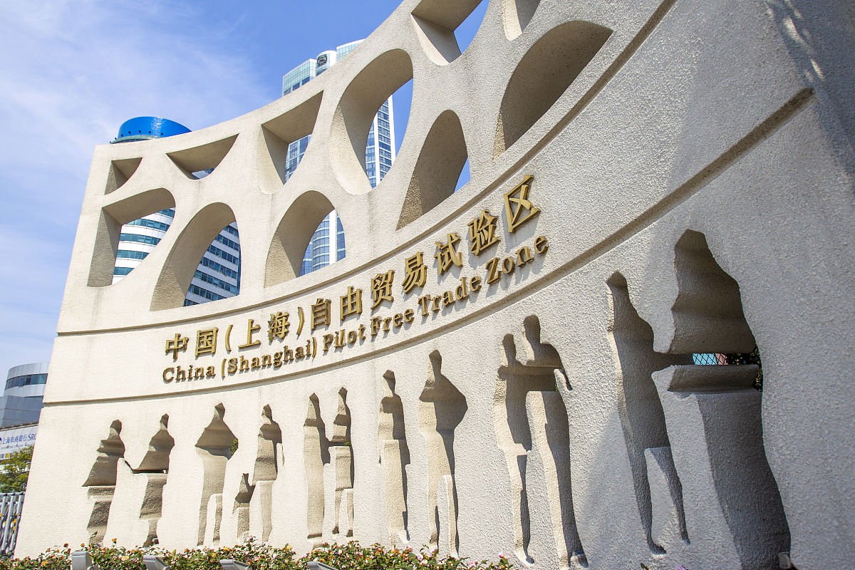 请概述新加坡和中国各省市经贸合作动态要求有数据和案例
