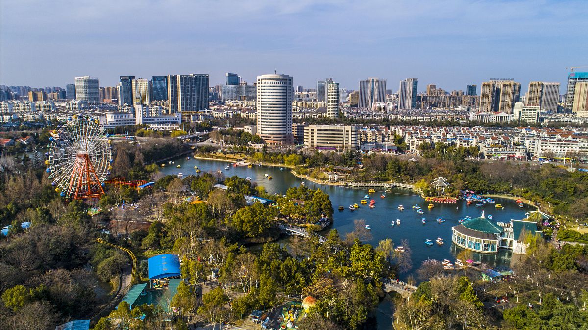 2021年2月18日,合肥市杏花公园生机勃勃,成为市民踏春赏景的好去处.