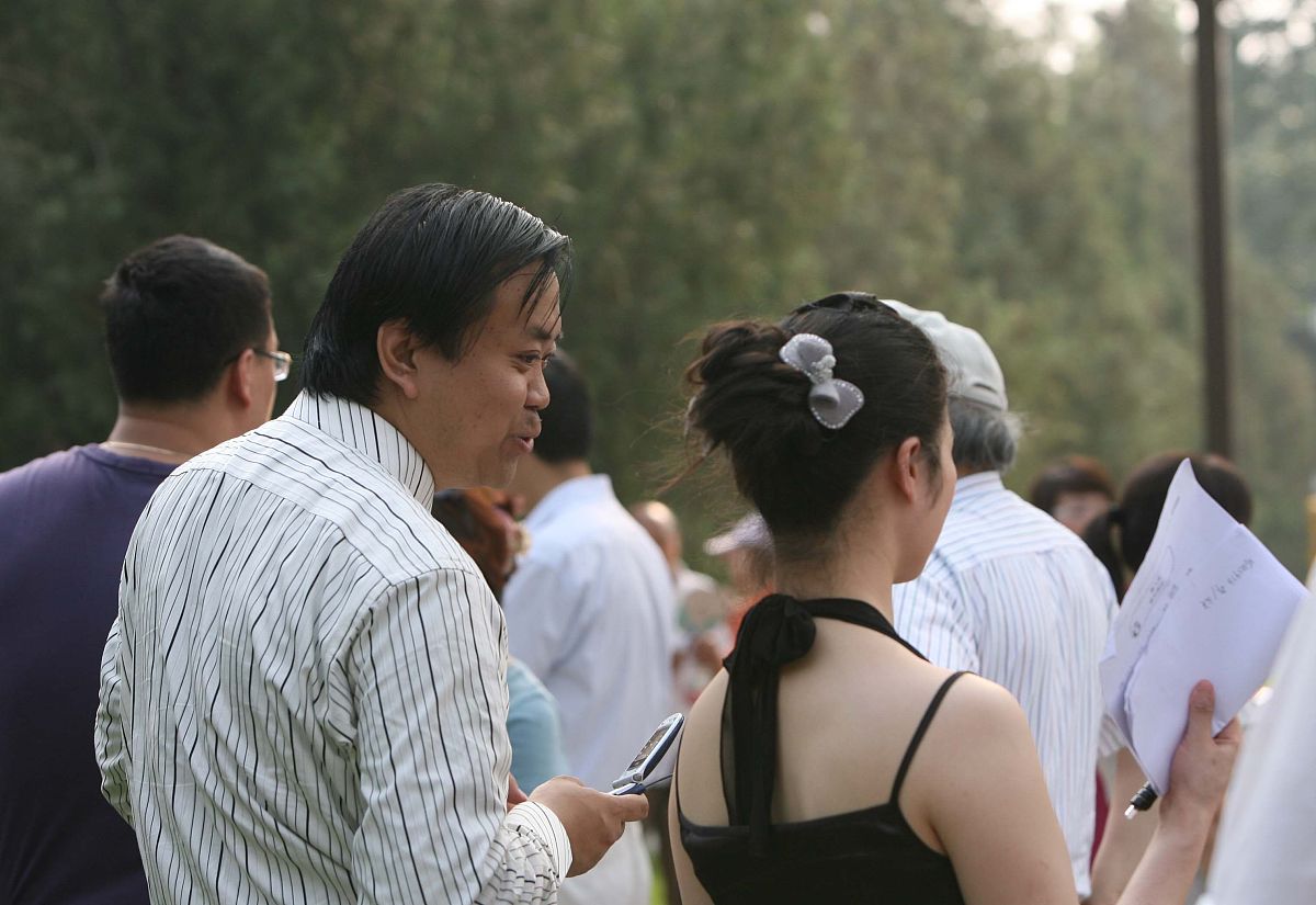 我有一个朋友目前单身离异85年北京人和我一起做芯片生意年薪50左右有车有房今天想晚上找个吃饭相亲的对象。根据上面的描述写一篇约人女生吃饭的帖子。