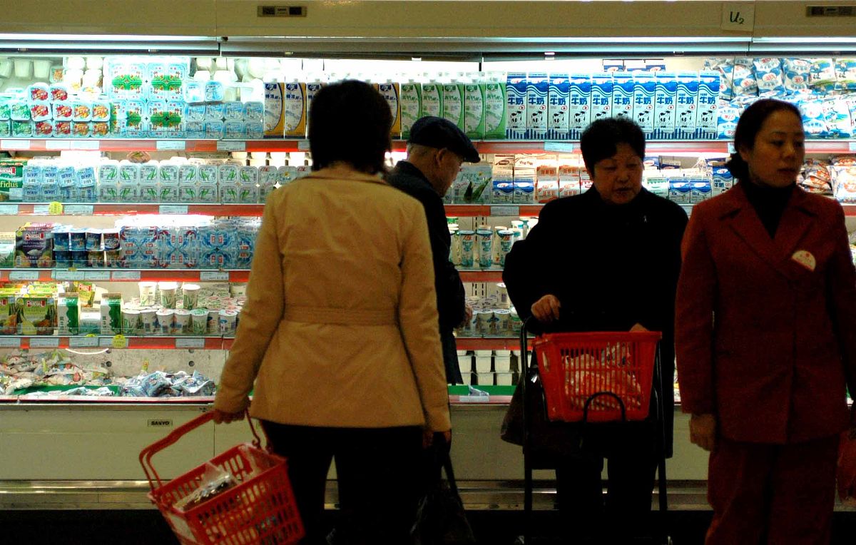 2005年2月2日,重庆市一个大型超市中,居民采购奶制品.