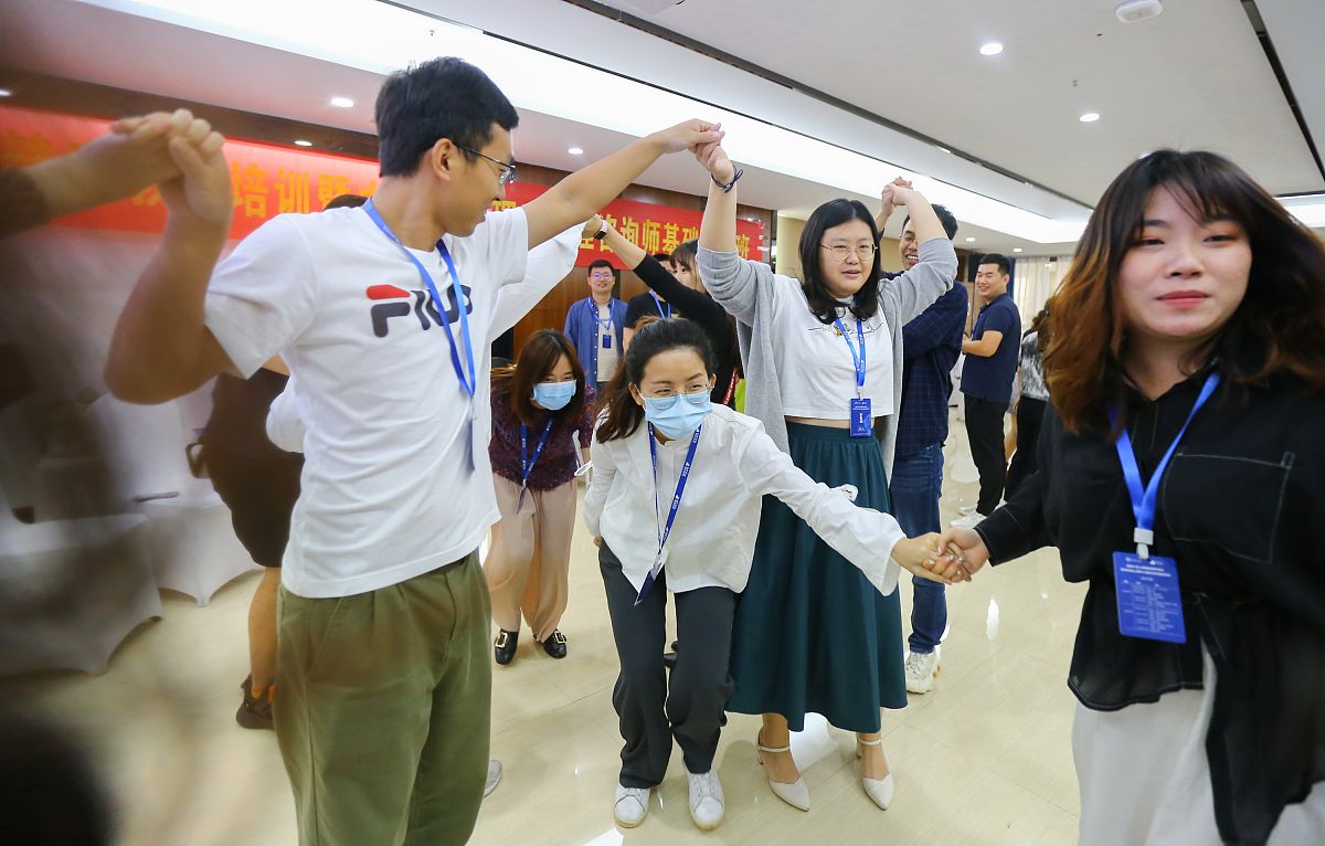 我会告诉你一些信息请你帮我生成一份用于求职的中文简历。会计学专业22年毕业毕业后脱产考研没有工作经历系统学过心理学考研跨考心理学失败但仍然想进入心理咨询行业想从心理咨询师助理做起。请你为我增添一些对口的经历为我生成一份用于求职心理咨询师助理的简历。