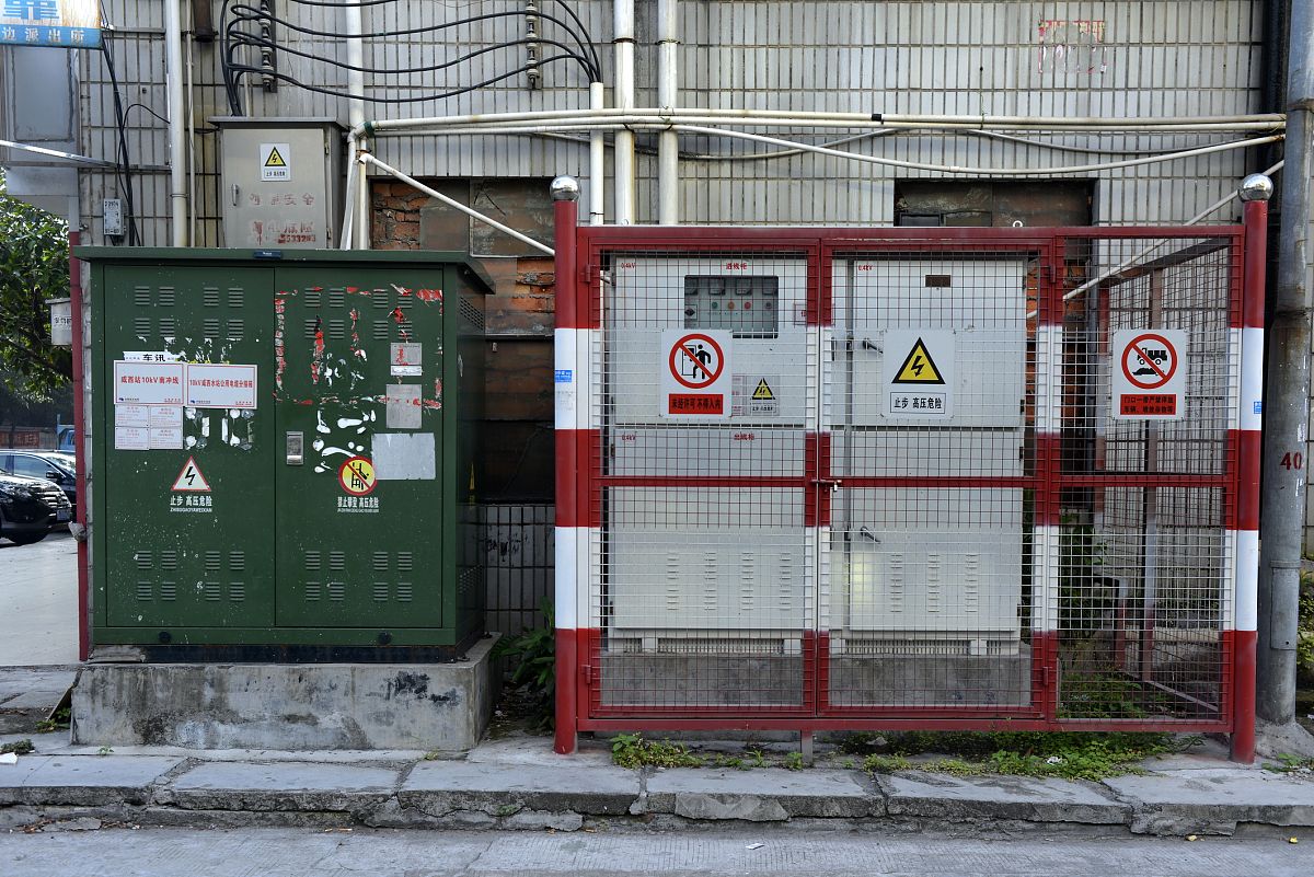 翻译
All flammable storage cabinets shall be grounded, vented, self-closing and vented.