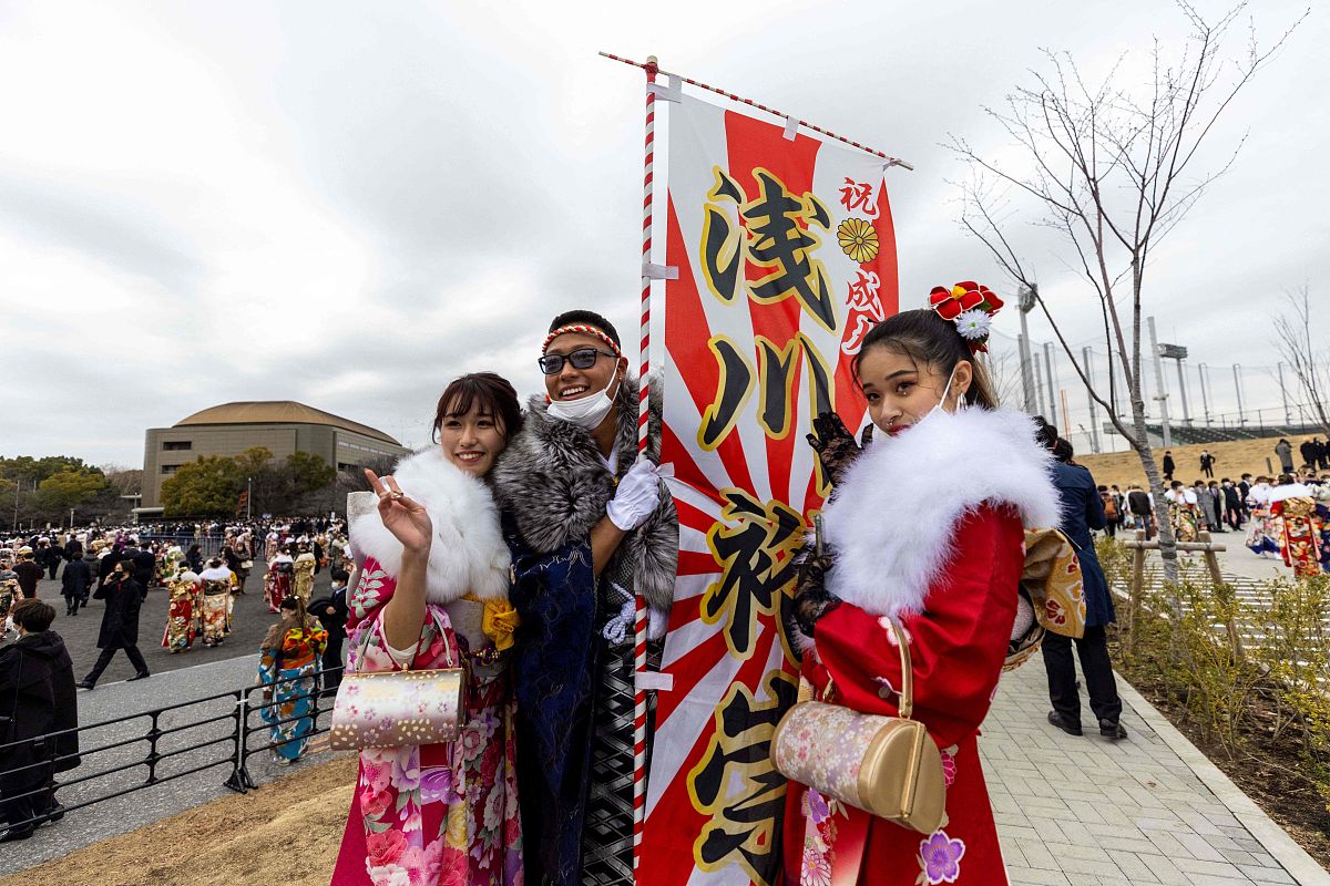 当地时间2022年1月10日,日本神奈川县,当地为20岁的年轻人举办成人礼