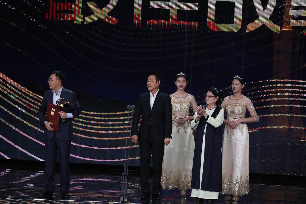 何炅跨年晚会情绪失控落泪