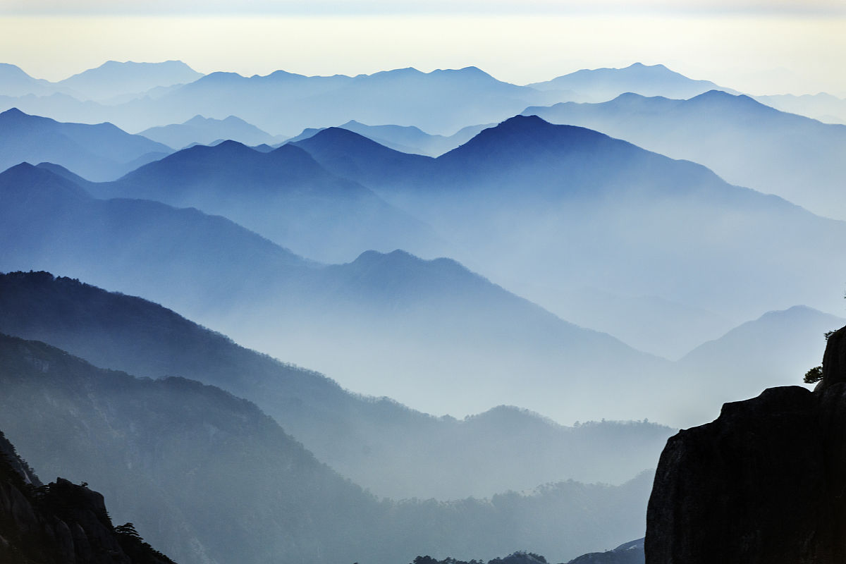 2019年3月4日傍晚,安徽黄山,在黄山之巅,远望外围山峦,迷雾笼罩的山峰