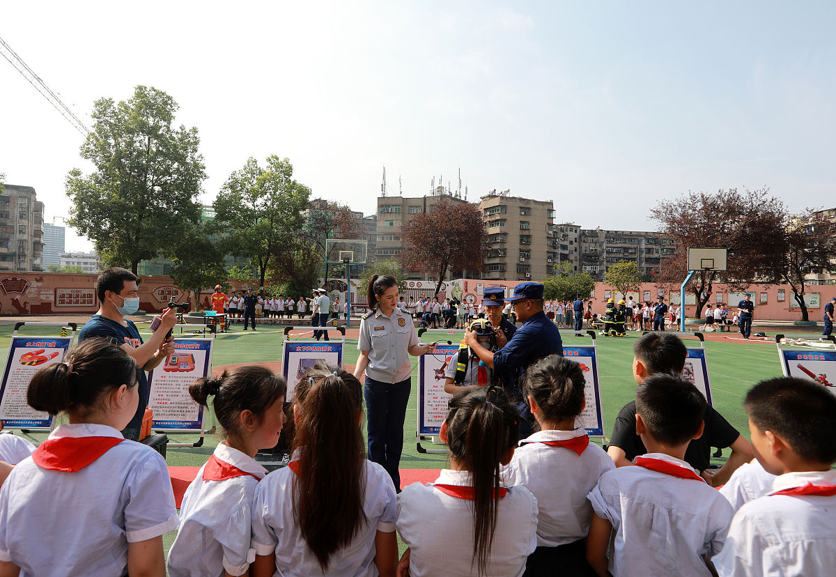 2020年9月11日,湖北黄石,黄石市民主街小学开展以"增强消防安全意识,