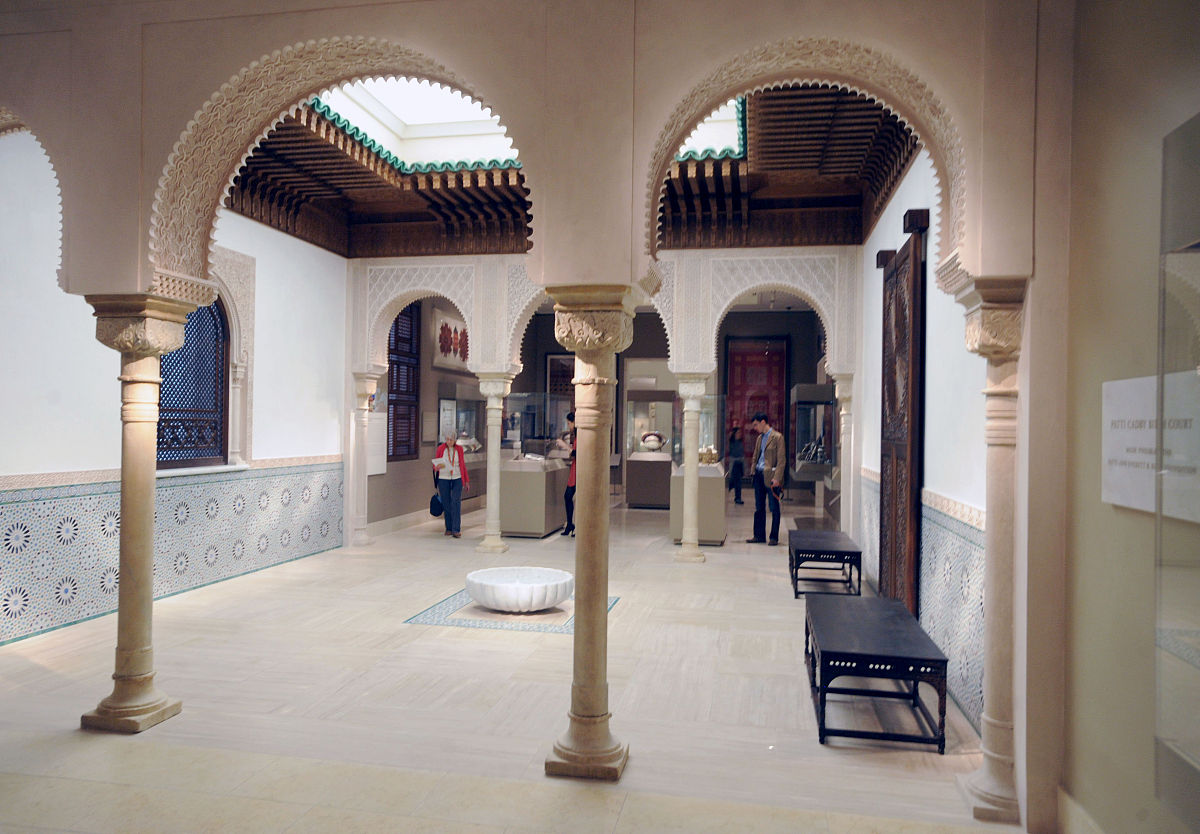 2011年10月24日,美国纽约,在媒体预览展上,观众观看阿拉伯古代手工艺