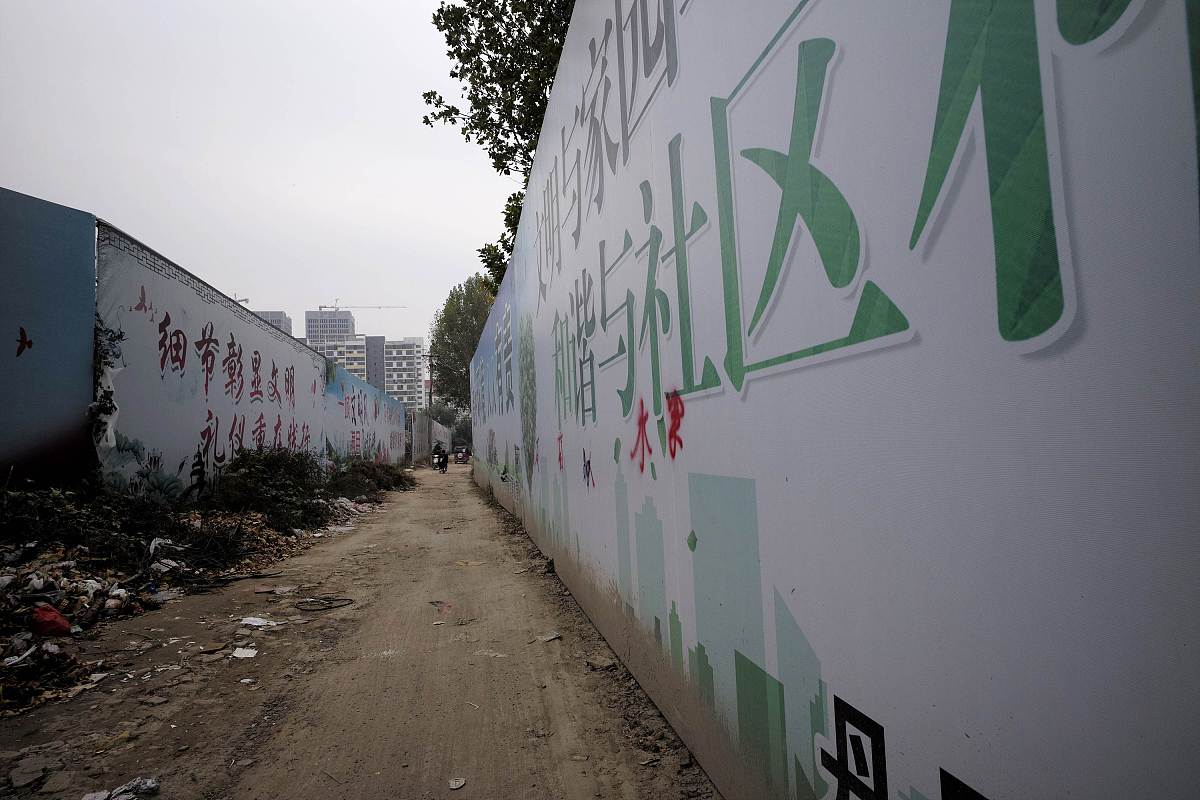 写一篇新闻稿主题是发城镇落实建筑工地扬尘污染治理具体措施为设置围挡、设置雾状喷淋、采取湿法作业等
