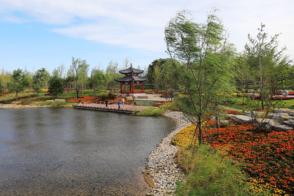 滇南中心城市在实现中存在的问题1城市规划不合理：滇南中心城市的规划存在问题例如城市布局不合理、交通拥堵、公共设施不足等这些问题影响了城市的发展和居民的生活质量。2环境污染严重：随着城市化进程的加快滇南中心城市的环境污染问题日益突出例如空气污染、噪音污染、水污染等这些问题对居民的健康造成了威胁。3资源浪费：滇南中心城市在发展过程中存在着资源浪费的现象例如水资源的浪费、土地资源的浪费等这些问题会导致城