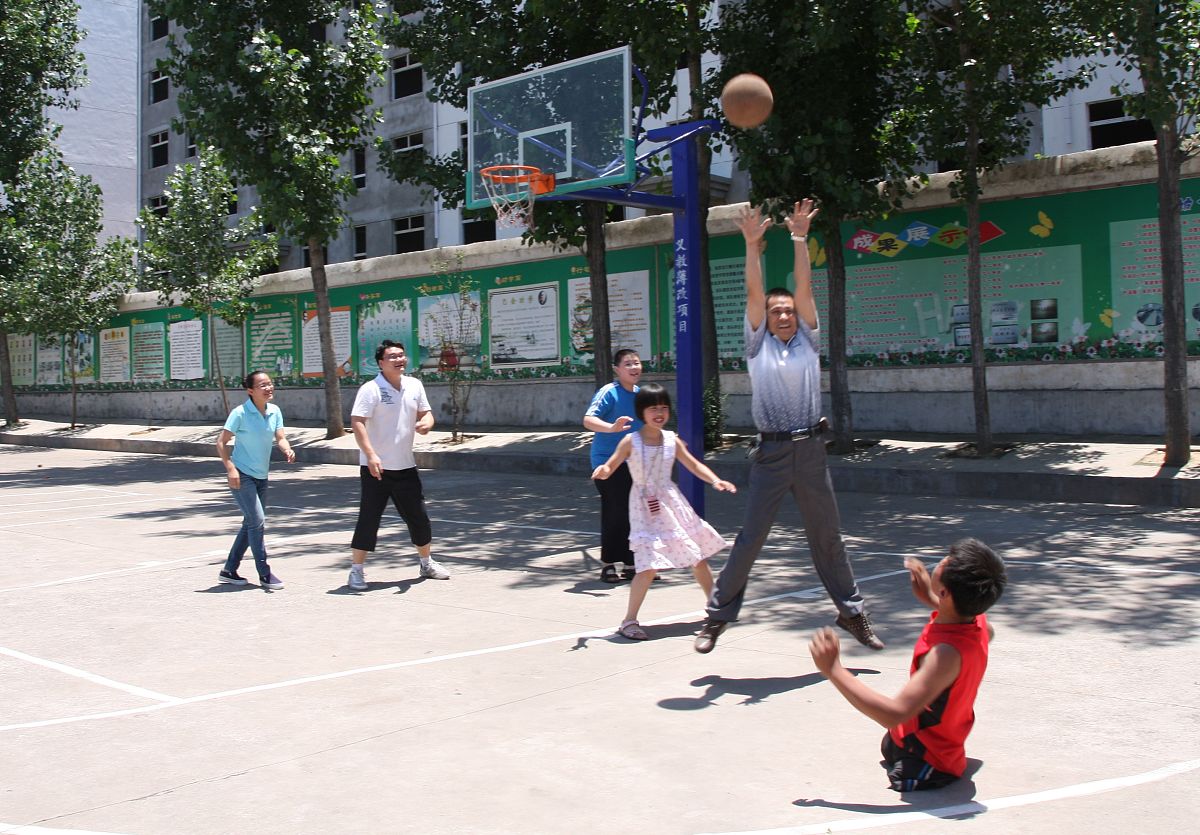 大学生社会实践活动汇报：助力农村小学建设篮球场