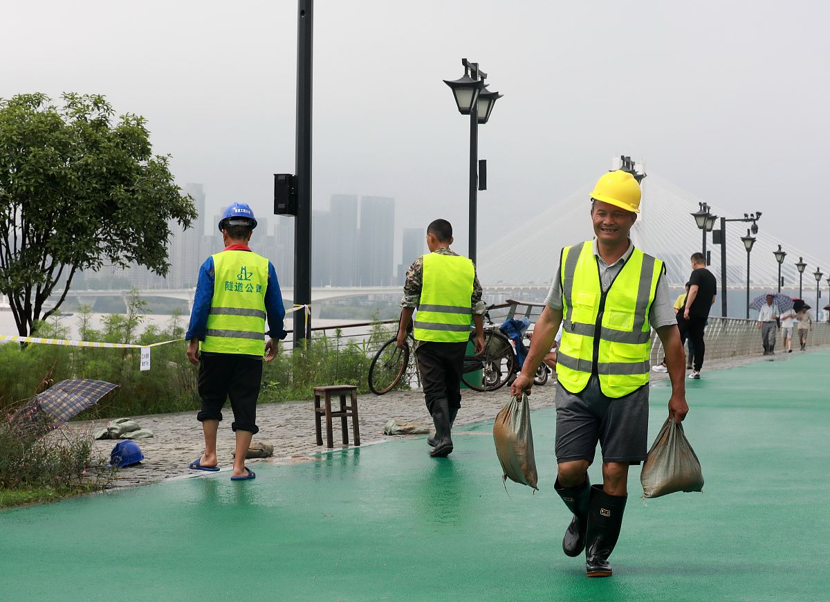 南城项目工作简报:加强路面卫生保洁、工人安全意识及巡回保洁 南城项目工作简报:加强路面卫生保洁、工人安全意识及巡回保洁