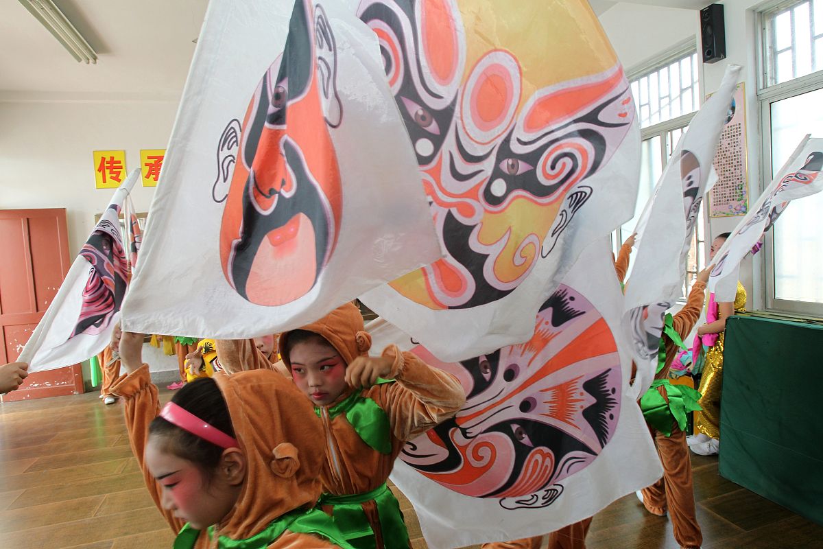 班团一体化建设口号：团结协作，共创辉煌