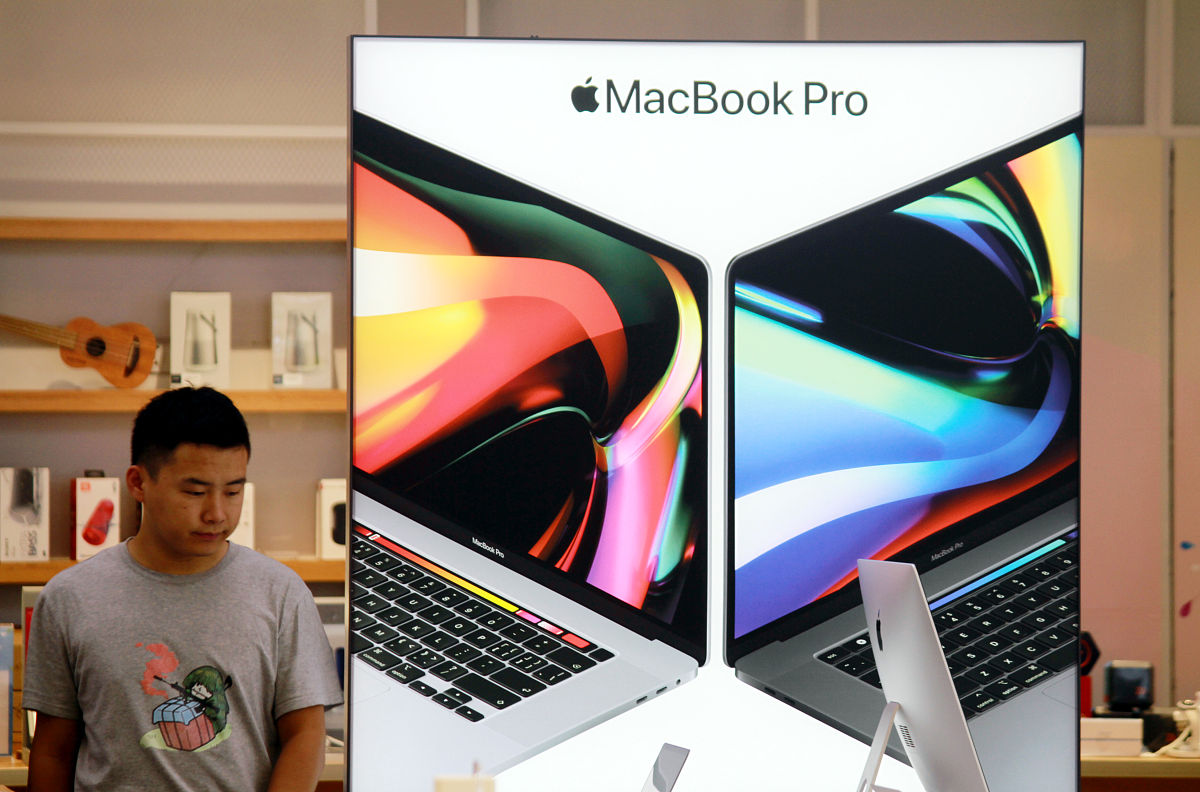 MacBook Pro17内存条在主板上吗是的MacBook Pro 17的内存条位于主板上。MacBook Pro17款的内存条可以拆卸吗是的MacBook Pro 17款的内存条可以拆卸。但是需要注意的是拆卸内存条需要专业的技术和工具不建议非专业人士自行操作否则可能会损坏设备。建议在苹果授权服务中心或专业的电脑维修店进行操作。MacBook Pro17款的内存条是不可以拆卸的吗？