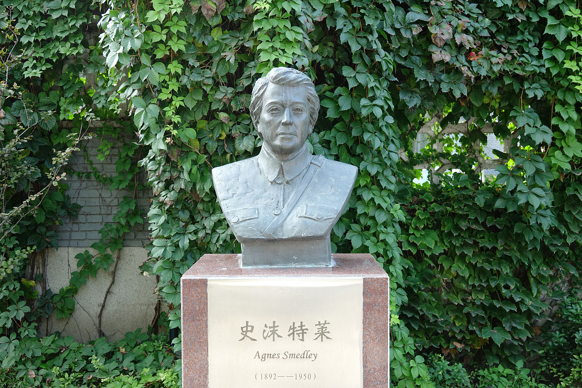 2021年10月13日,北京,美国记者史沫特莱塑像.