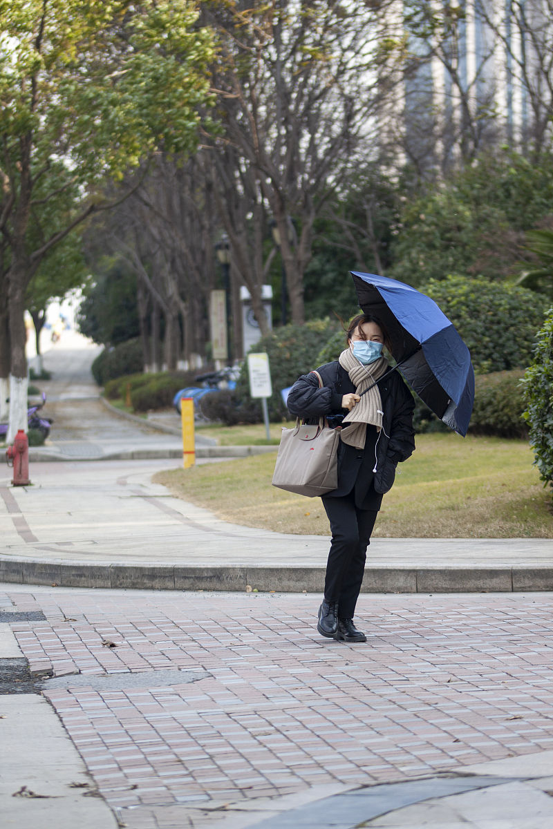 2020年12月30日,浙江绍兴,受强冷空气影响,气温降低,出行市民穿厚重冬