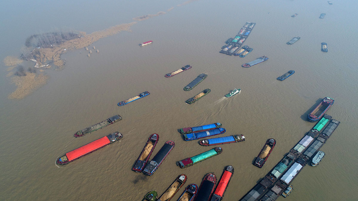 把【2011年12月随着上游宜宾至泸州段二期航道整治工程通过交通运输部的竣工验收长江最后一段航道的最低维护水深也达到了27米正式升级为三级航道。根据国家内河航道等级评定标准三级或三级以上航道都属于高等级航道。目前长江武汉以下航道最低维护标准达到或超过40米为国家一级航道标准；武汉至重庆段航道最低维护标准达到或超过32米为国家二级航道标准；重庆至宜宾段航道最低维护水深达到或超过27米为国家三级航道标