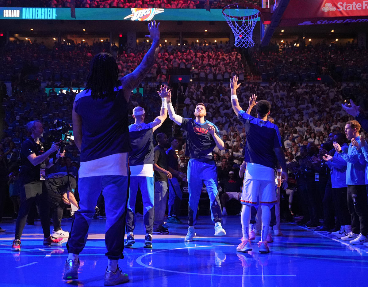 围绕唱跳rap篮球写一个500字故事