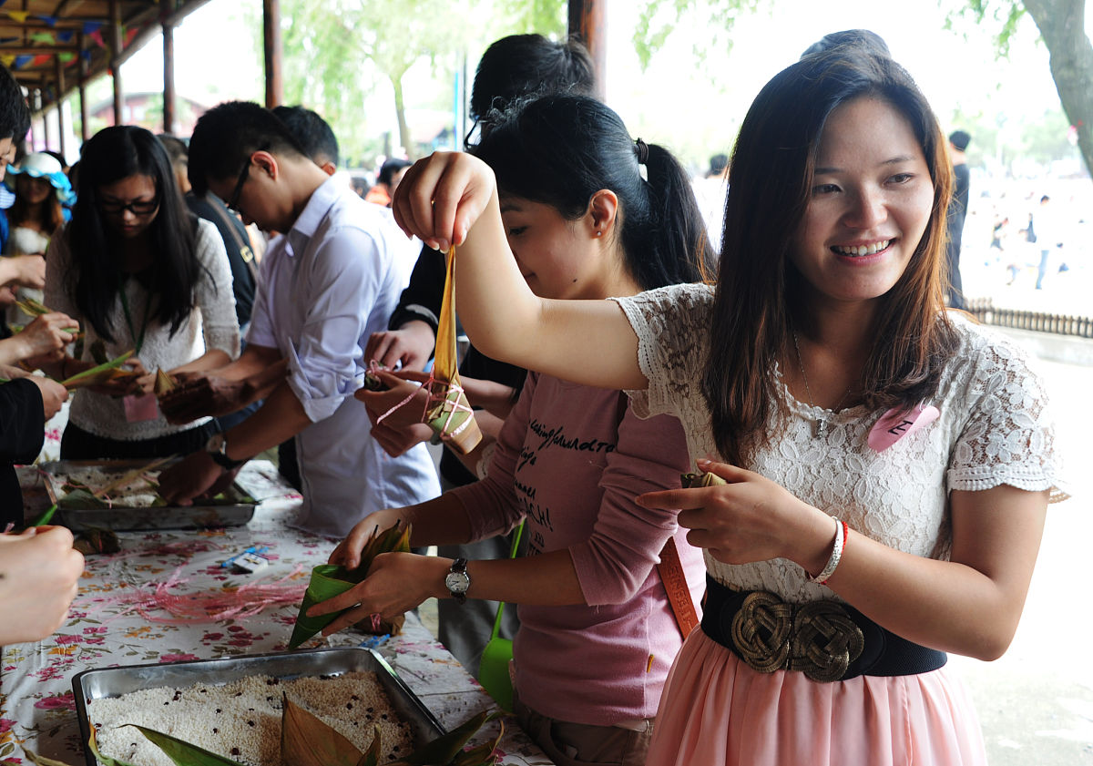 根据以下文案写一首七言绝句：世上三十五亿男人我却找不到一个男朋友。峰回路转在一次游戏中我意外撩到了一位大神。从此我每天磕自己的糖。
