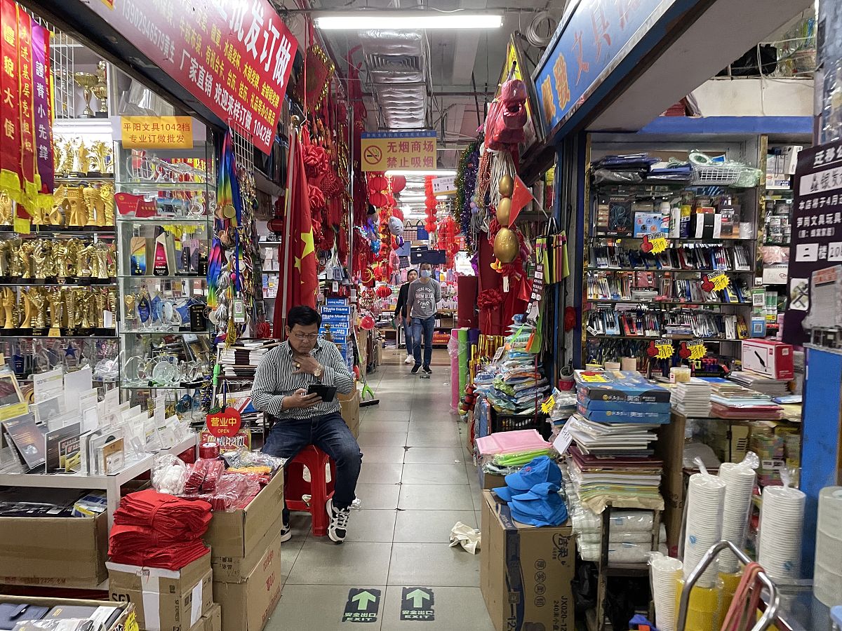2021年3月16日,广东深圳,罗湖区蜜园路的笋岗文具批发市场.