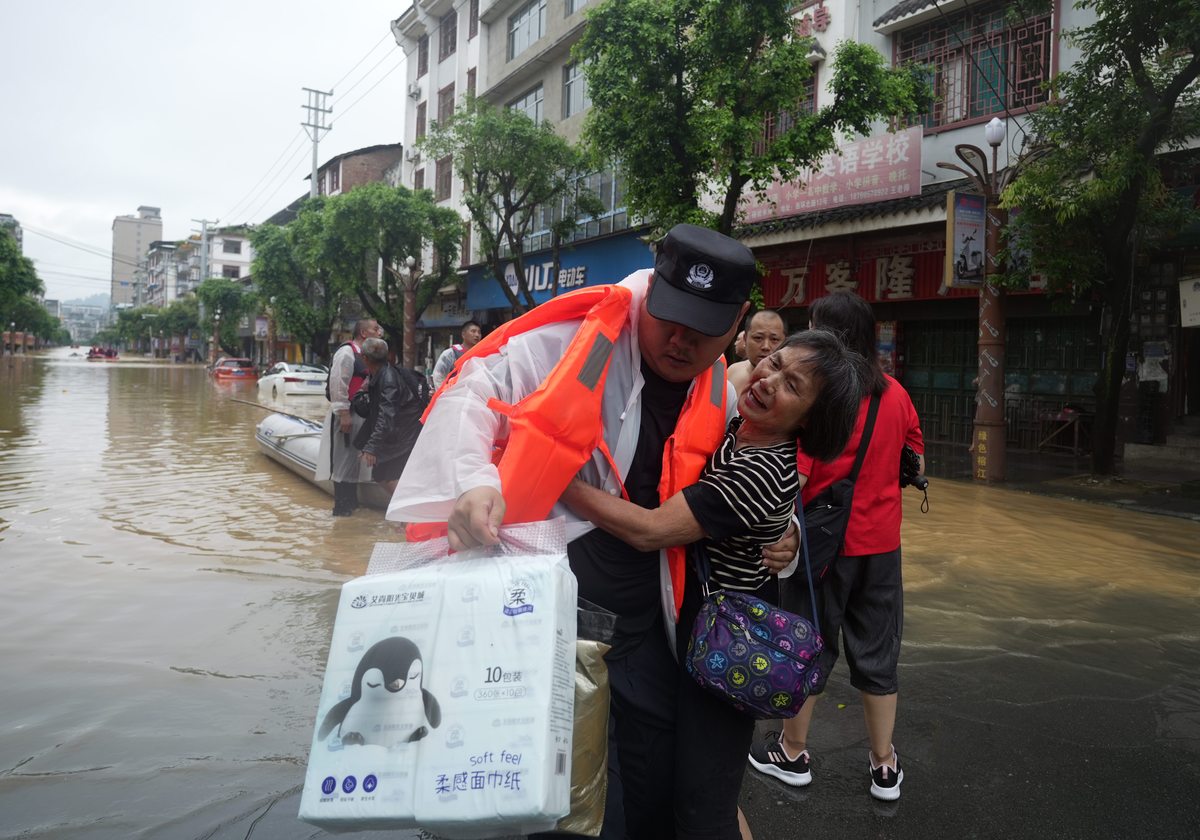 6月14日钟祥市志愿者协会应急救援队到钟祥石牌镇小学举行防溺水安全宣讲教育活动