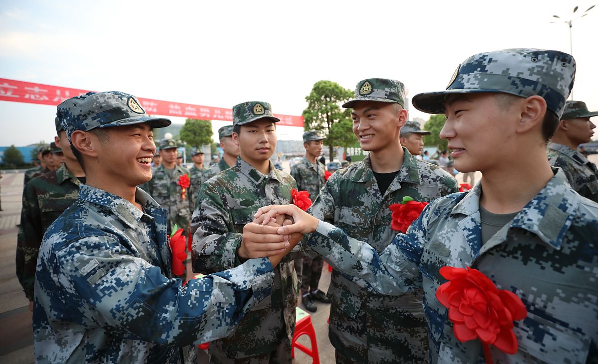 中专毕业生入伍指南：是否可以参军？未来发展前景如何？